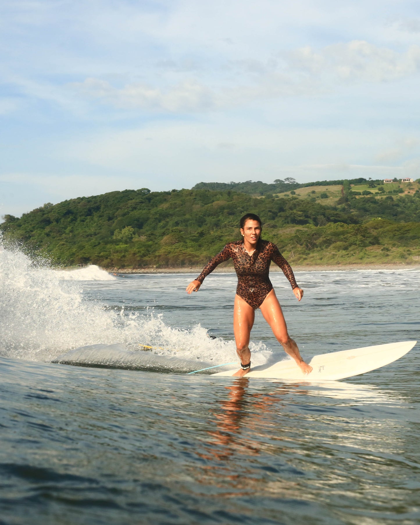 Maiô manga longa Gaya Onça para esportes aquáticos, beach wear, kite surf, natacao, SUP, paddleboard, stand up paddle, wakeboard, wind surf, roupa feminina de praia, roupa de praia, maio, wet suit, lycra para surfe, protecao UV